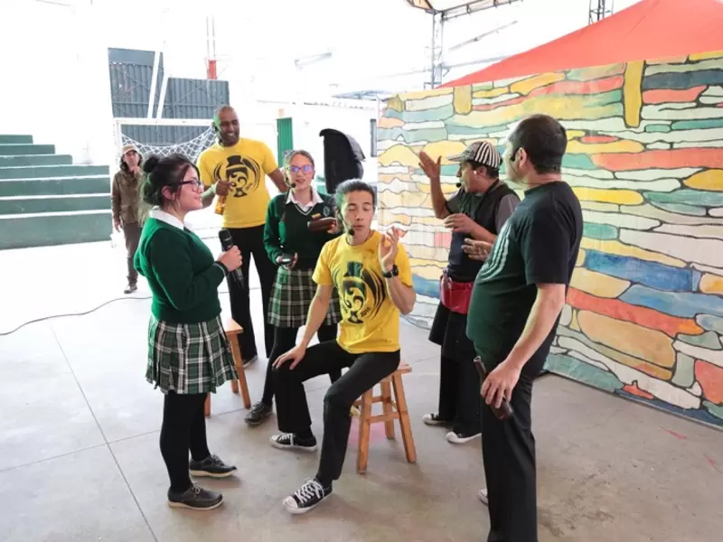 Niñas participan en una obra de teatro durante el Día de la Niña