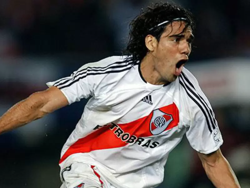 Falcao, delantero colombiano portando la camisa de River Plate