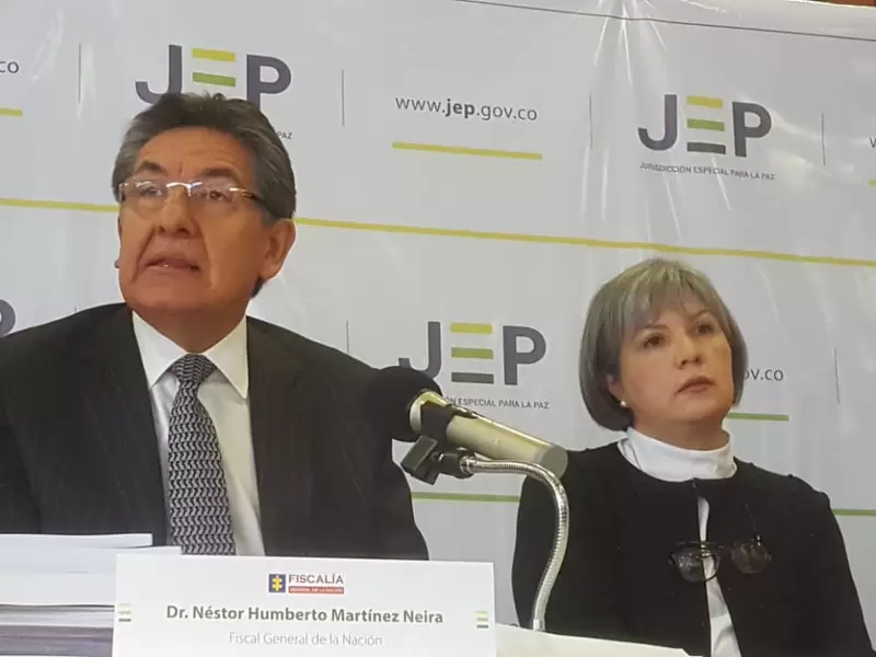 El fiscal general, Néstor Humberto Martínez y la presidenta de la JEP, Patricia Linares.