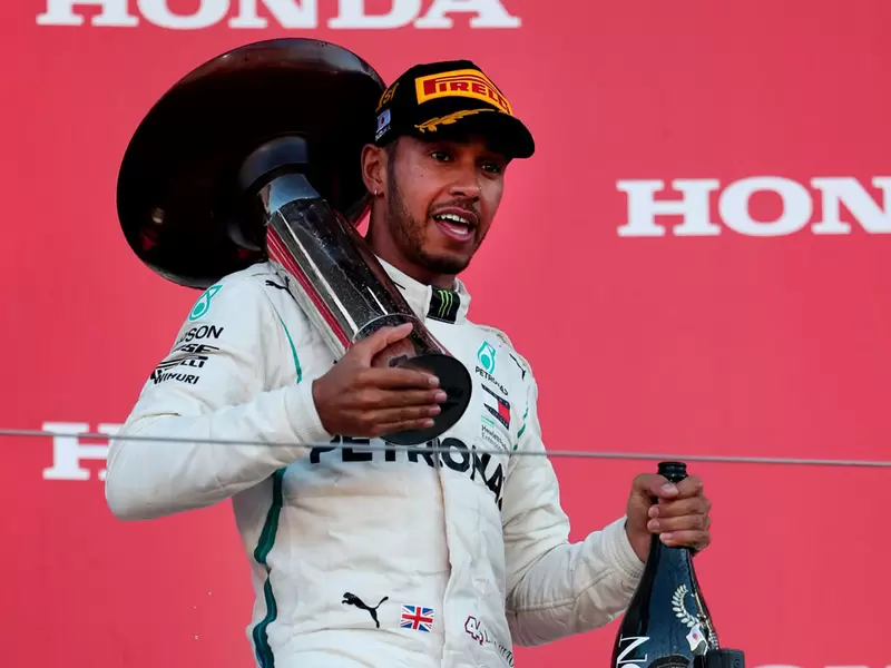 Lewis Hamilton con el trofeo de ganar en el Gran Premio de Fórmula 1 en Japón