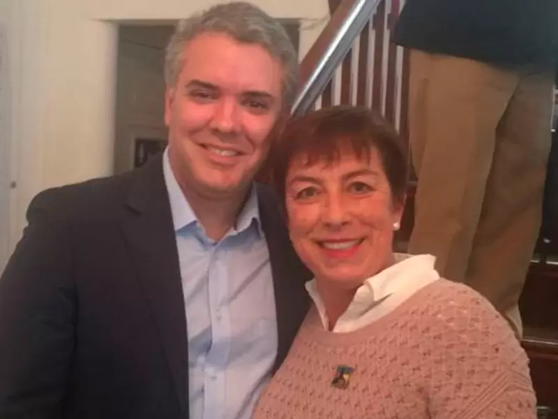 El presidente Iván Duque junto a Claudia Ortiz, militante del Centro Democrático