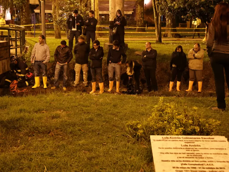 Hacia las 4:00 de la mañana del 28 de abril de 2014 inició la recreación de cómo el primer grupo de bomberos de Bogotá realizó la primera búsqueda del cuerpo de Luis Andrés Colmenares en el caño el Virrey, en Bogotá, en hechos que ocurrieron el 31 de octubre de 2010.
