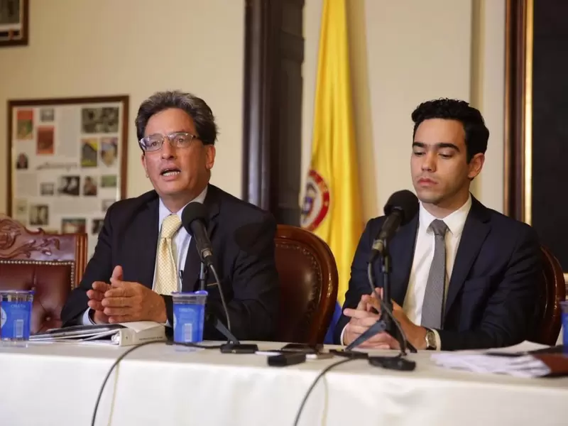 El ministro de Hacienda, Alberto Carrasquilla y el viceministro, Luis Alberto Rodríguez.