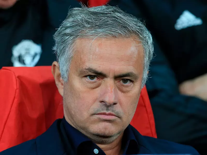 Jose Mourinho en el banco del Manchester United durante el partido frente al Valencia en la Champions