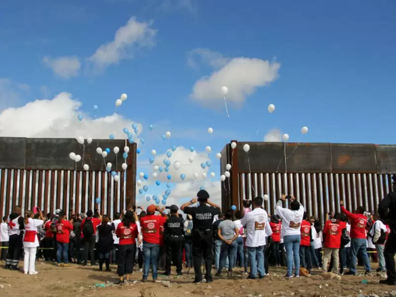 Muro en frontera entre México y EE.UU. Muro en frontera entre México y EE.UU.