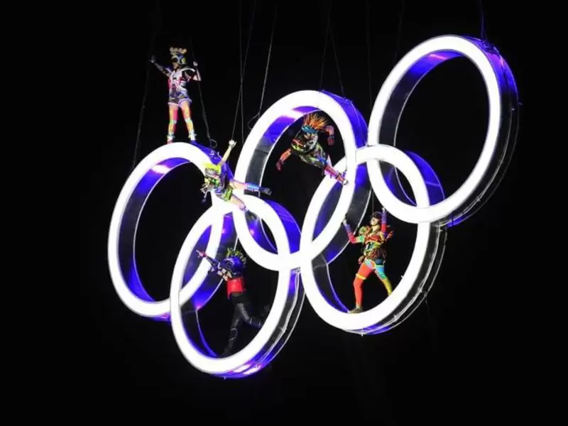 Los aros Olímpicos son elevados a media altura del Obelisco de Buenos Aires