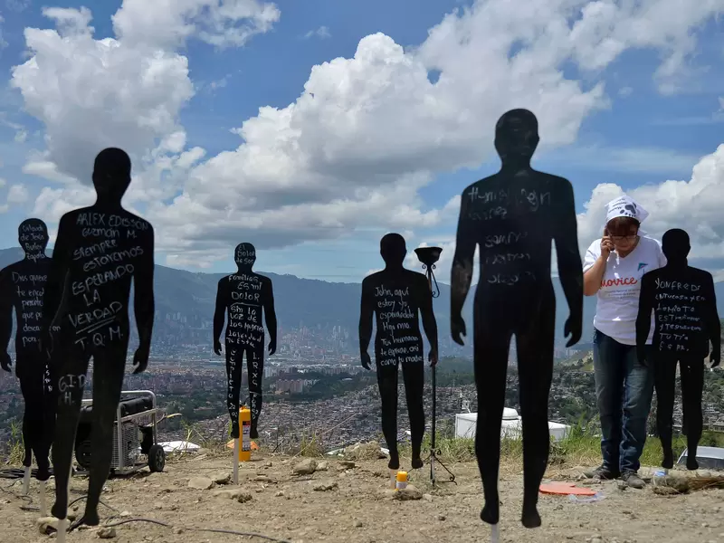 El acto simbólico que se hizo en La Escombrera, en Medellín, considerada la fosa común más grande del país. Lo llevaron a cabo familiares de las personas desaparecidas