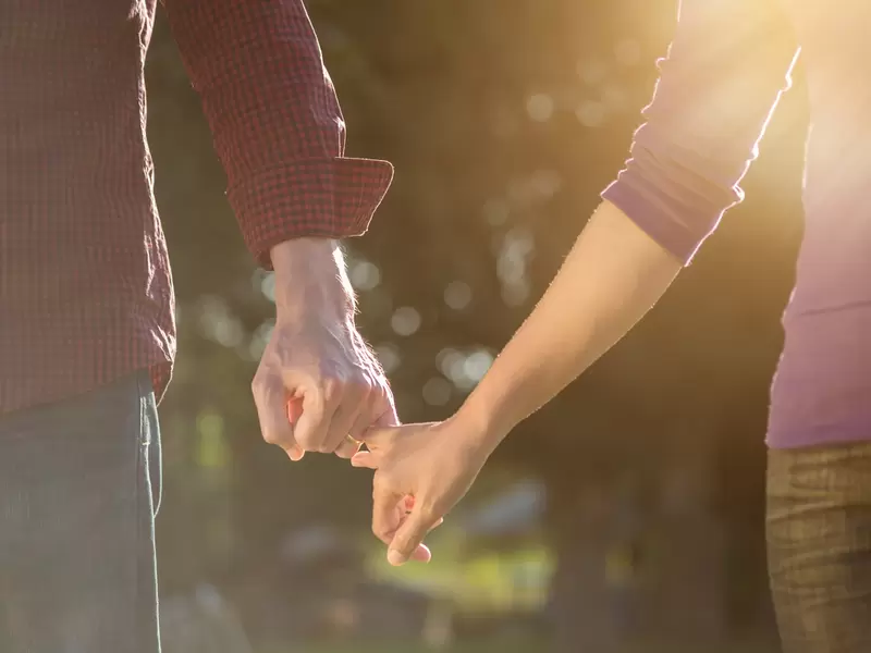Pareja de jóvenes de la mano Pareja de jóvenes de la mano