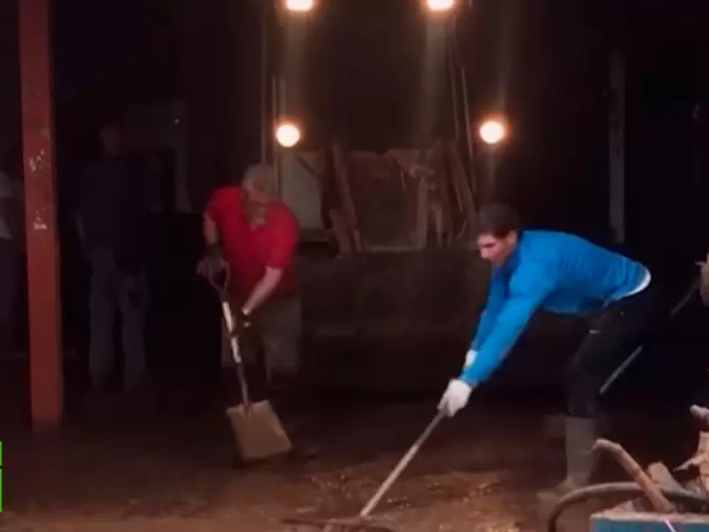 Rafael Nadal ayudado a la remoción de escombros en Mallorca.