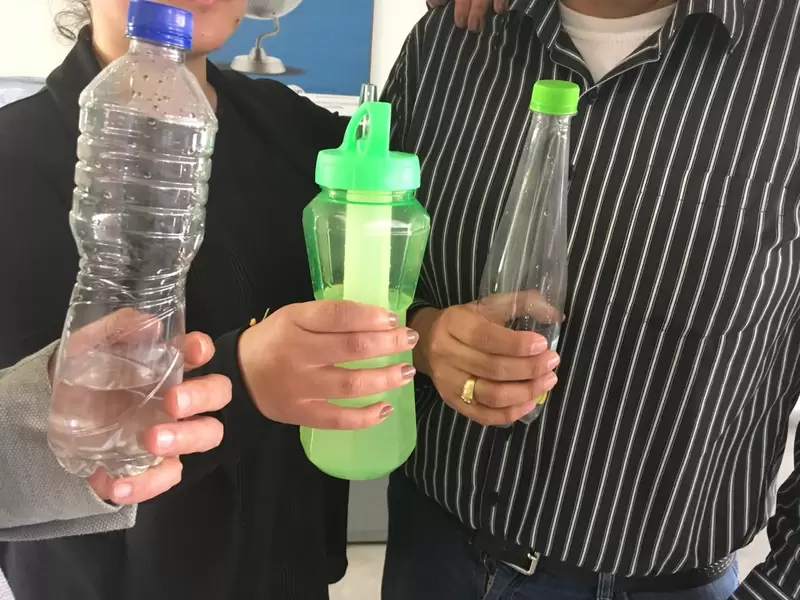 Botellas plásticas.
