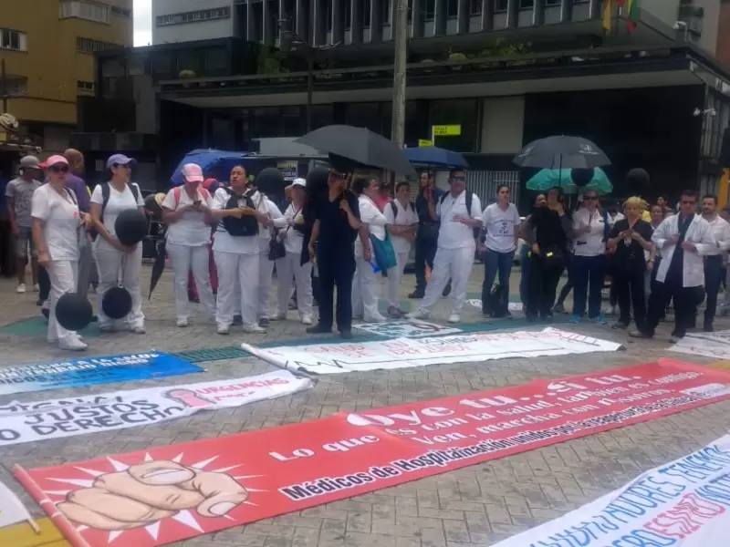 Más de 400 trabajadores exigen el pago de sus salarios y prestaciones sociales.
