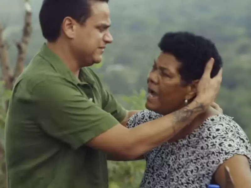 Silvestre Dangond abraza a María Atencio