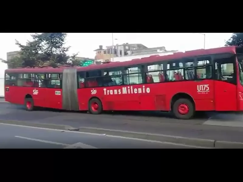 Otro Transmilenio dañado en la caracas con calle 26 sur