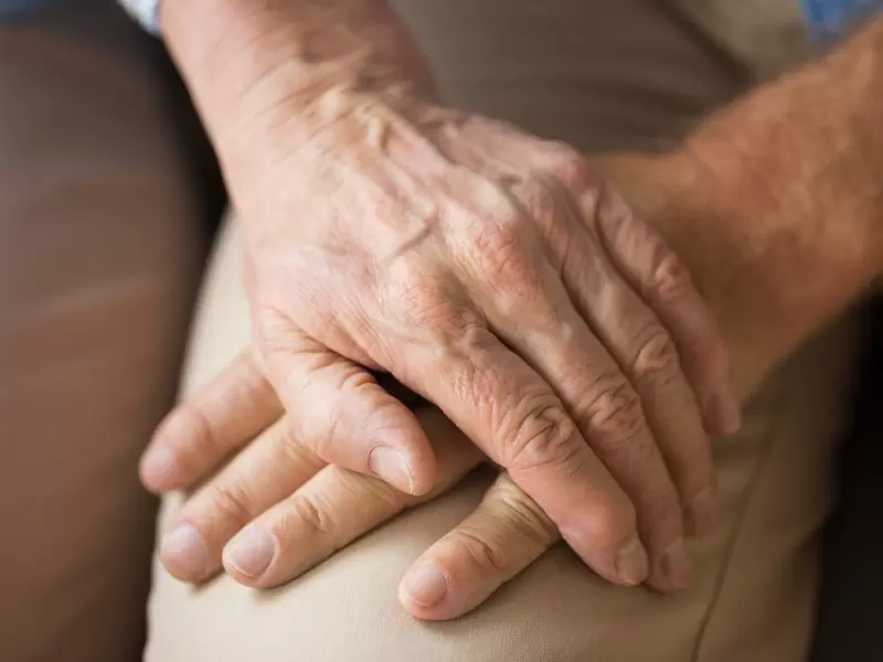 Pareja de la tercera edad tomada de la mano Pareja de la tercera edad tomada de la mano