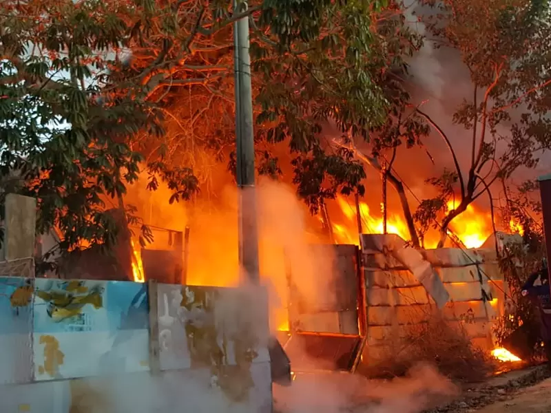 Incendio en bodega de reciclaje al sur de Cartagena.