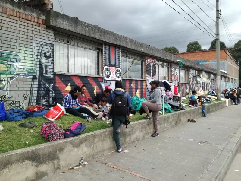 Venezolanos desalojados en inmediaciones de la Terminal de Trasportes de Bogotá.