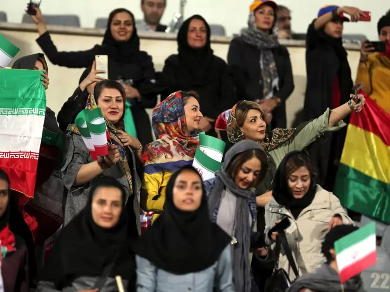 Mujeres iranís en partido de fútbol.