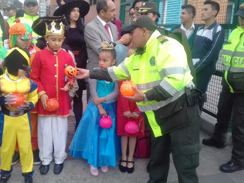 Niños reciben dulces en halloween