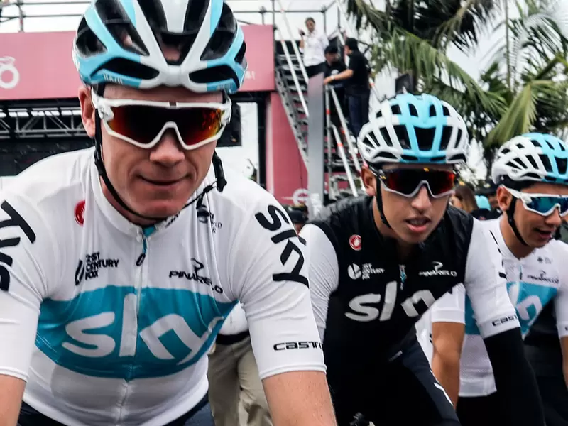 Chris Froome escoltado por su compañero de equipo, el colombiano Egan Bernal