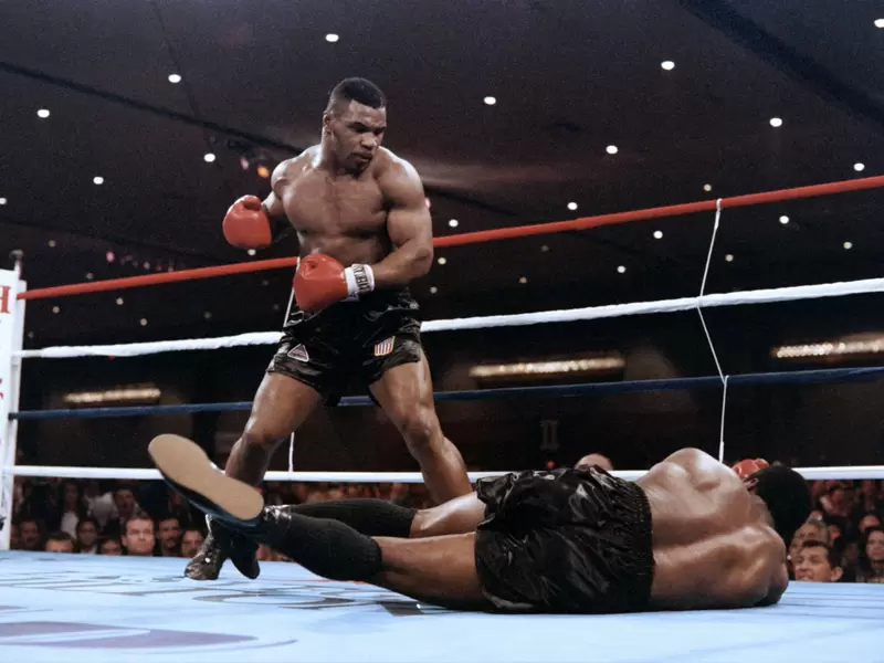 4. Mike Tyson. Nació el 30 de junio de 1966 en Brownsville, Nueva York (EE.UU.). Se retiró el 11 de junio de 2005. Tiene un récord de 50 victorias (44 nocauts), seis derrotas – dos combates nulos. Realizó nueve defensas.