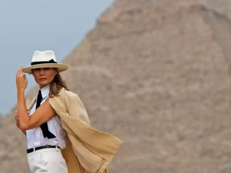 Melania visita las famosas pirámides de Guiza en Egipto.