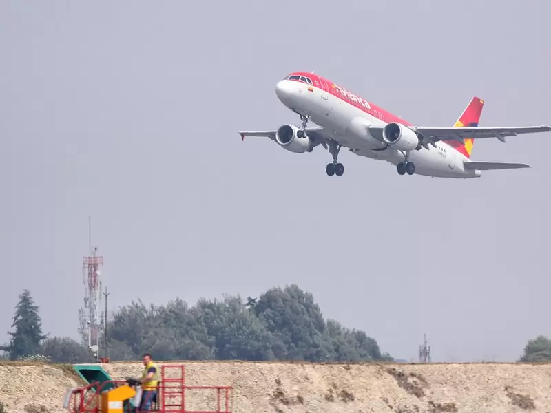 Avión de Avianca en despegue Avión de Avianca en despegue