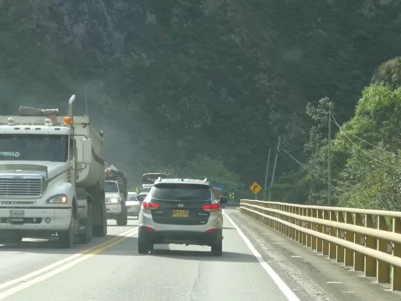Transito de vehículos vía al Llano