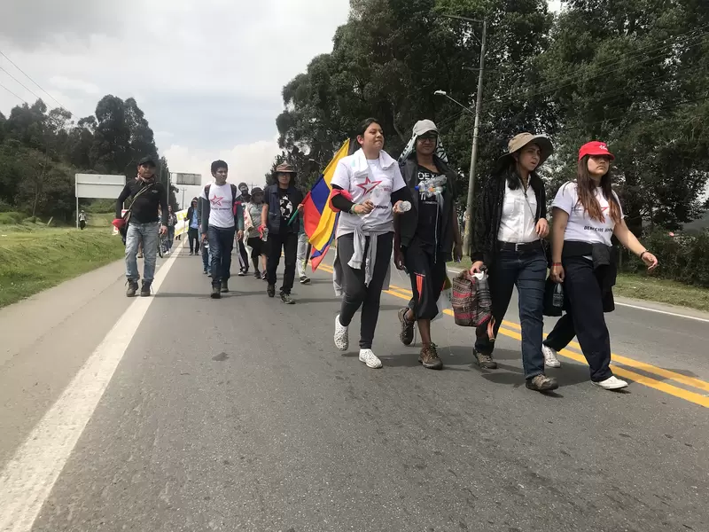 Estudiantes universitarios marchan por carretera