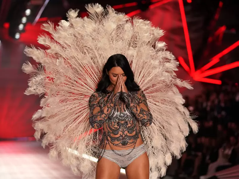 Video] Adriana Lima se despide de Victoria's Secret tras 20 años | RCN Radio