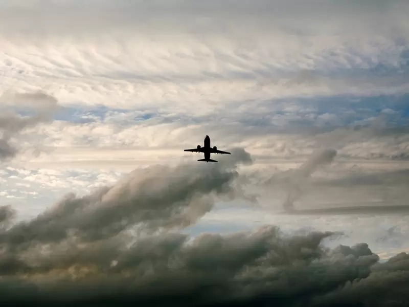 Un avión en curso de viaje Un avión en curso de viaje
