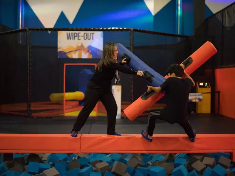 Jóvenes disfrutando en el SUMMIT Trampoline Park