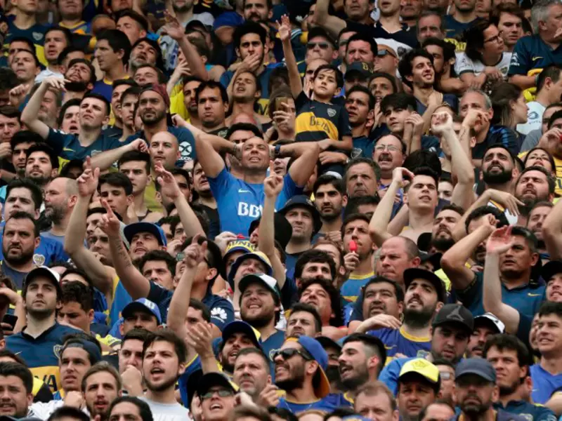 Hinchas de Boca en el Estadio La Bombonera, en Buenos Aires (Argentina)