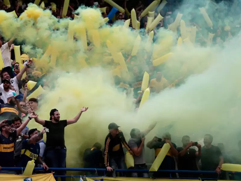 Hinchas de Boca en el Estadio La Bombonera, en Buenos Aires (Argentina)