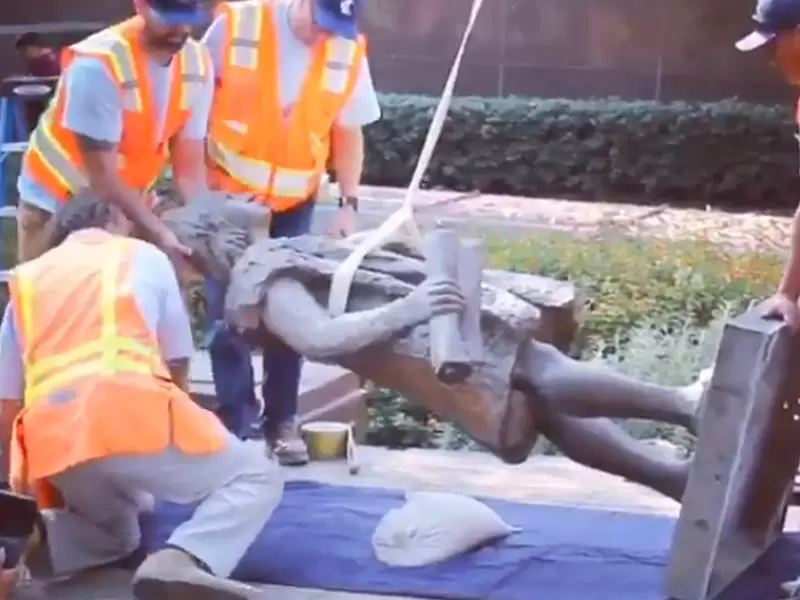Estatua de Cristóbal Colón retirada de Grand Park, en Los Ángeles