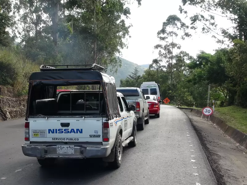 Transito y bloqueo vía al Llano
