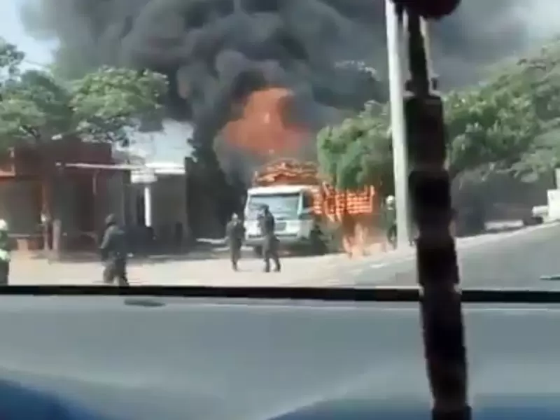 Vehículo de la Policía quemado en Maicao Vehículo de la Policía quemado en Maicao
