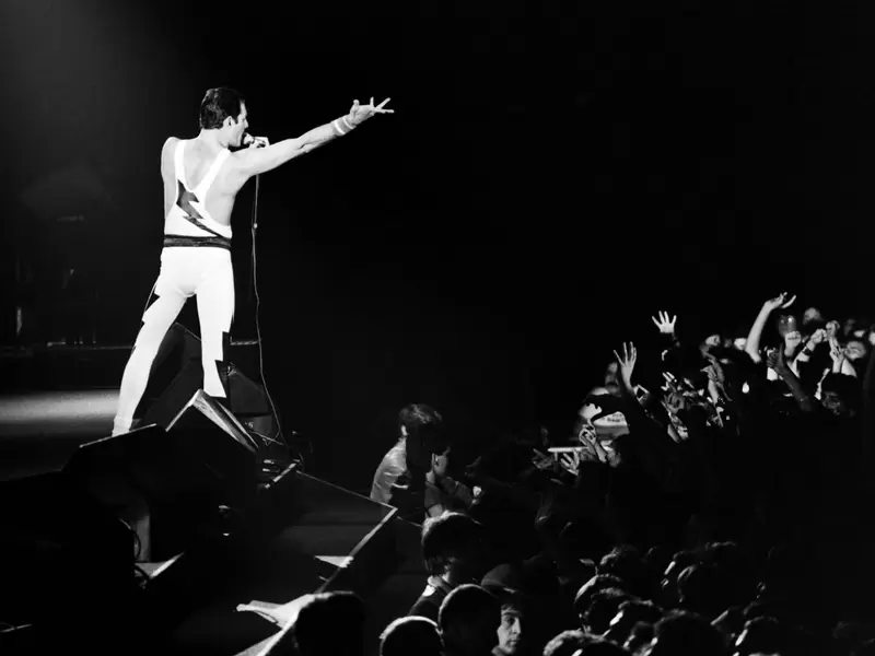 3. Freddie Mercury tiene uno de los homenajes más curiosos de la historia. Un asteroide lleva su nombre. En 2016, cuando el cantante hubiese cumplido 70 años, la Unión Astronómica Internacional cambió el nombre del asteroide "17473" por "Freddiemercury 17473". La solicitud de cambio del nombre del asteroide la hizo Brian May, el guitarrista de Queen, quien además de ser músico es astrofísico.