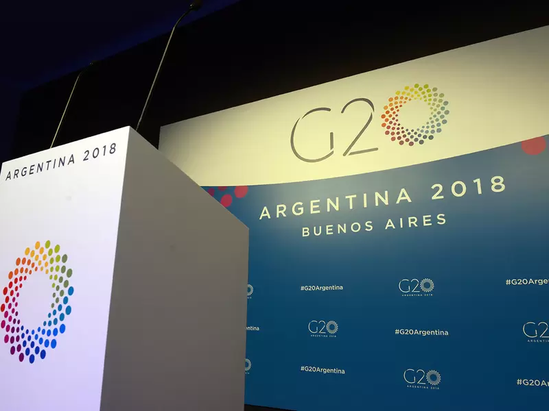 Uno de los atriles del G20 instalados en Buenos Aires (Argentina)