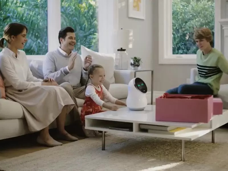 Una familia prueba un robot inteligente en su hogar