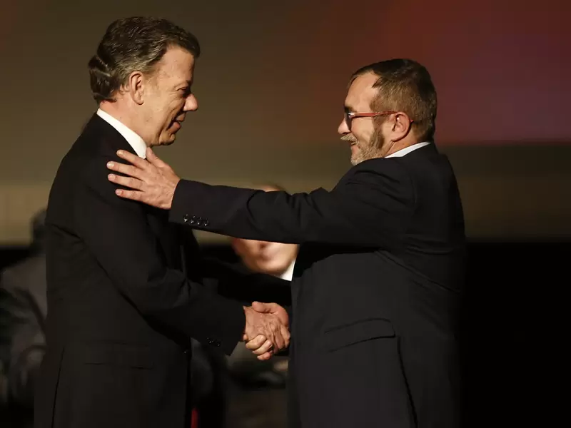 Juan Manuel Santos y Rodrigo Londoño, alias 'Timochenko', el 24 de noviembre de 2016