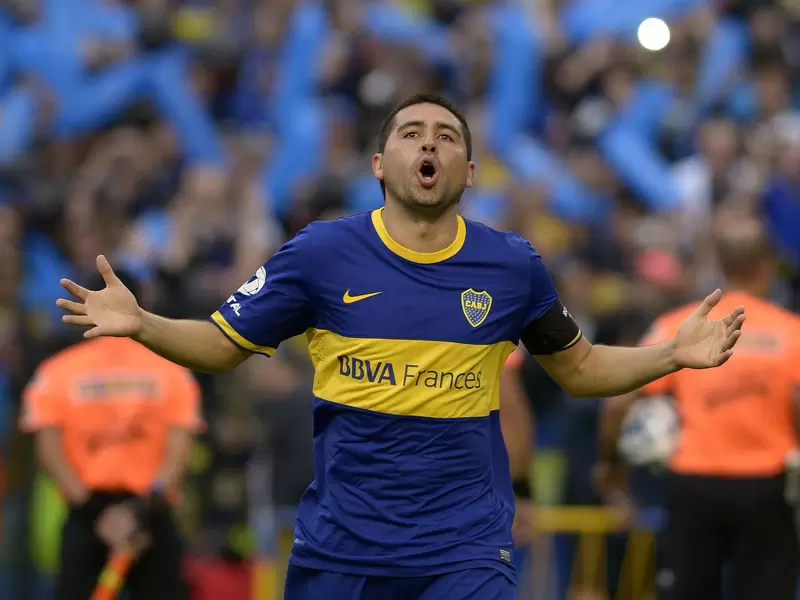 1. Juan Román Riquelme. Es considerado el jugador más determinante en la historia del club. Desde 1996, cuando debutó en 1996, jamás dejó de crecer. Carlos Bianchi explotó lo mejor del jugador al ubicarlo para ser el mejor en la cancha. Seguramente el hincha estará eternamente agradecido con el jugador por todo lo que le brindó.