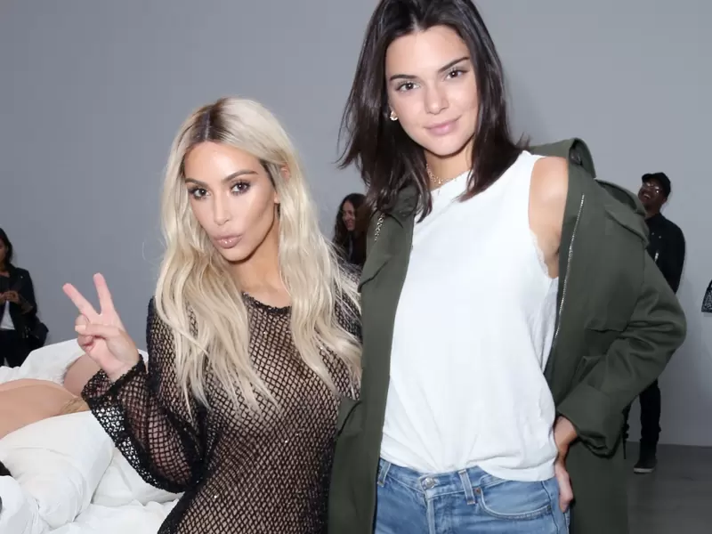 Foto inédita de Kim Kardashian y Kendall Jenner
