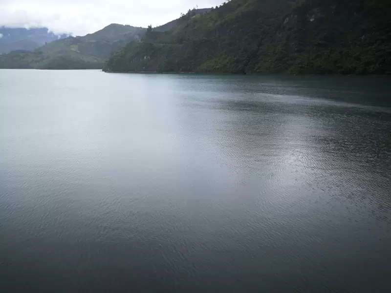 Represa del Guavio desde la cresta de la presa
