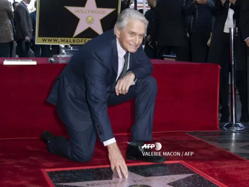 Michael Douglas al recibir la estrella en el Paseo de la Fama de Hollywood