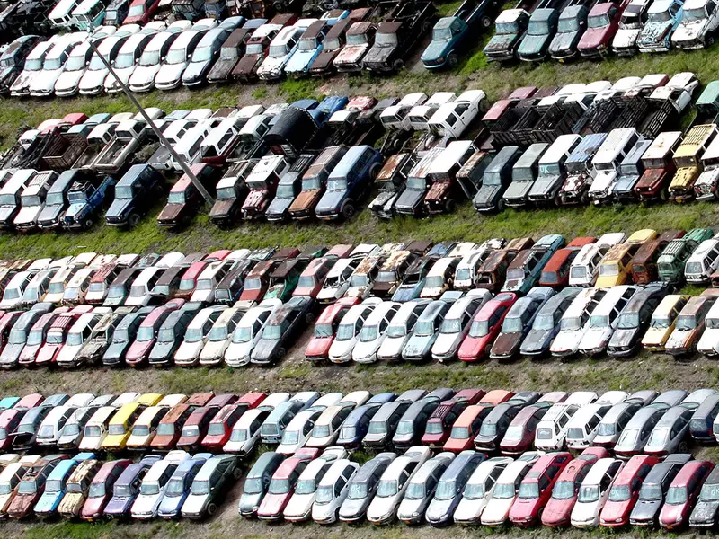 Vehículos conservados en un parqueadero de Bogotá