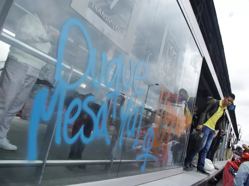 Marchas de estudiantes en Bogotá, con disturbios y desórdenes.
