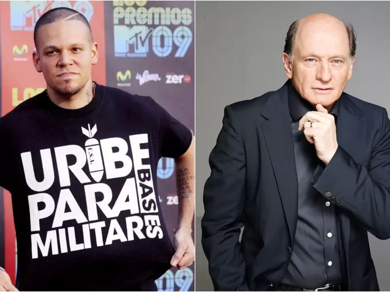René Pérez Joglar, más conocido como Residente, con la camiseta que portó en 2009 en los Premios MTV, en Los Ángeles (Estados Unidos). A la derecha, el empresario y mánager Fernán Martínez