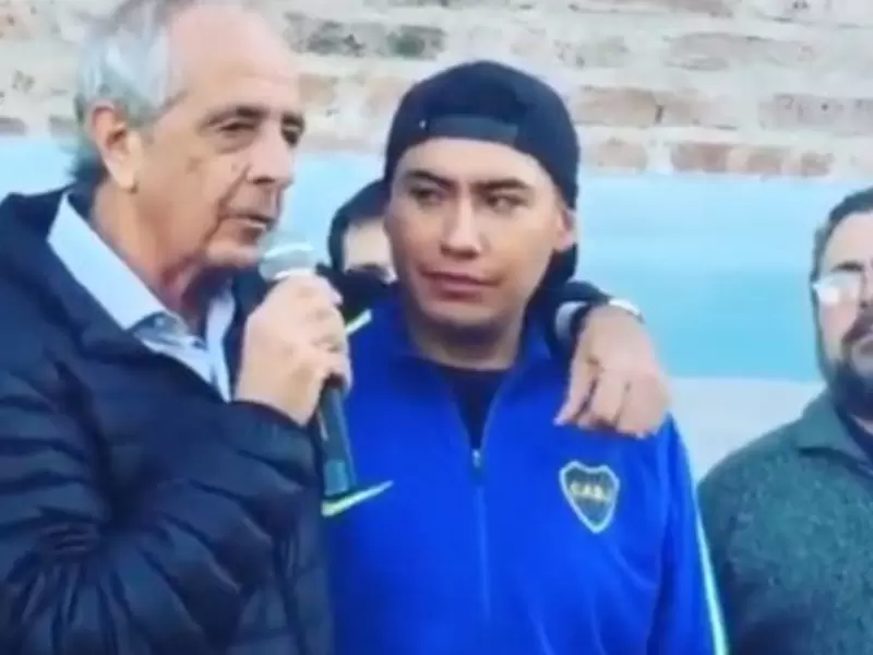 Rodolfo D’onofrio, presidente de River Plate con un hincha de Boca Juniors antes de la final de la Copa Libertadores