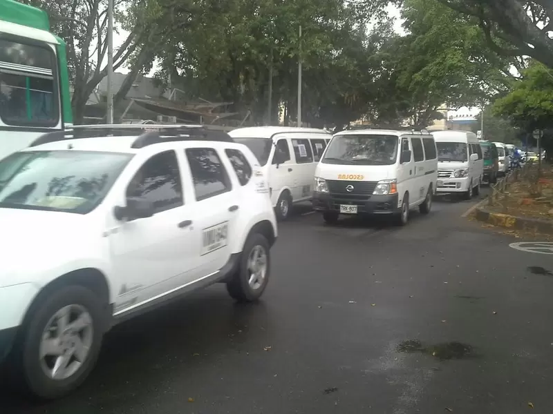 Entre 300 y 400 vehículos de transporte público se movilizan en este jueves desde cinco puntos de Cali.