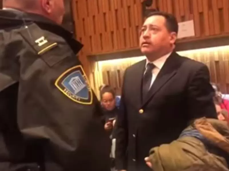 Momento en que los colombianos Freddy Antonio Preciado y Edilberto Muñoz son expulsados de la Unesco, en París